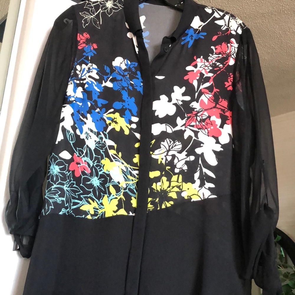Designer Elie Tahari light weight silk blouse